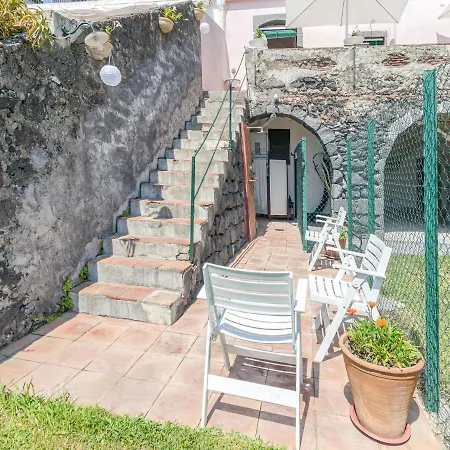 Holiday home Ancient Overlooking The Sea With Garden